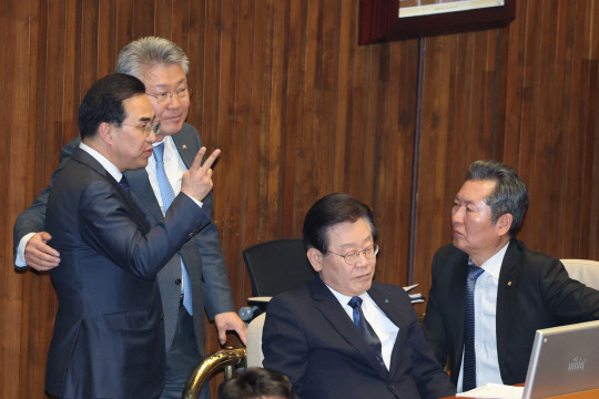 이재명 더불어민주당 대표와 박홍근 원내대표가 지난달 27일 오후 국회에서 열린 본회의에서 이 대표에 대한 체포동의안 무효표 논란 관련 논의를 하고 있다. 감표위원들은 이날 투표용지를 분류하는 과정에서 표기가 애매한 2장을 놓고 이견을 보여 표결 절차가 잠시 중단됐다. <연합뉴스>
